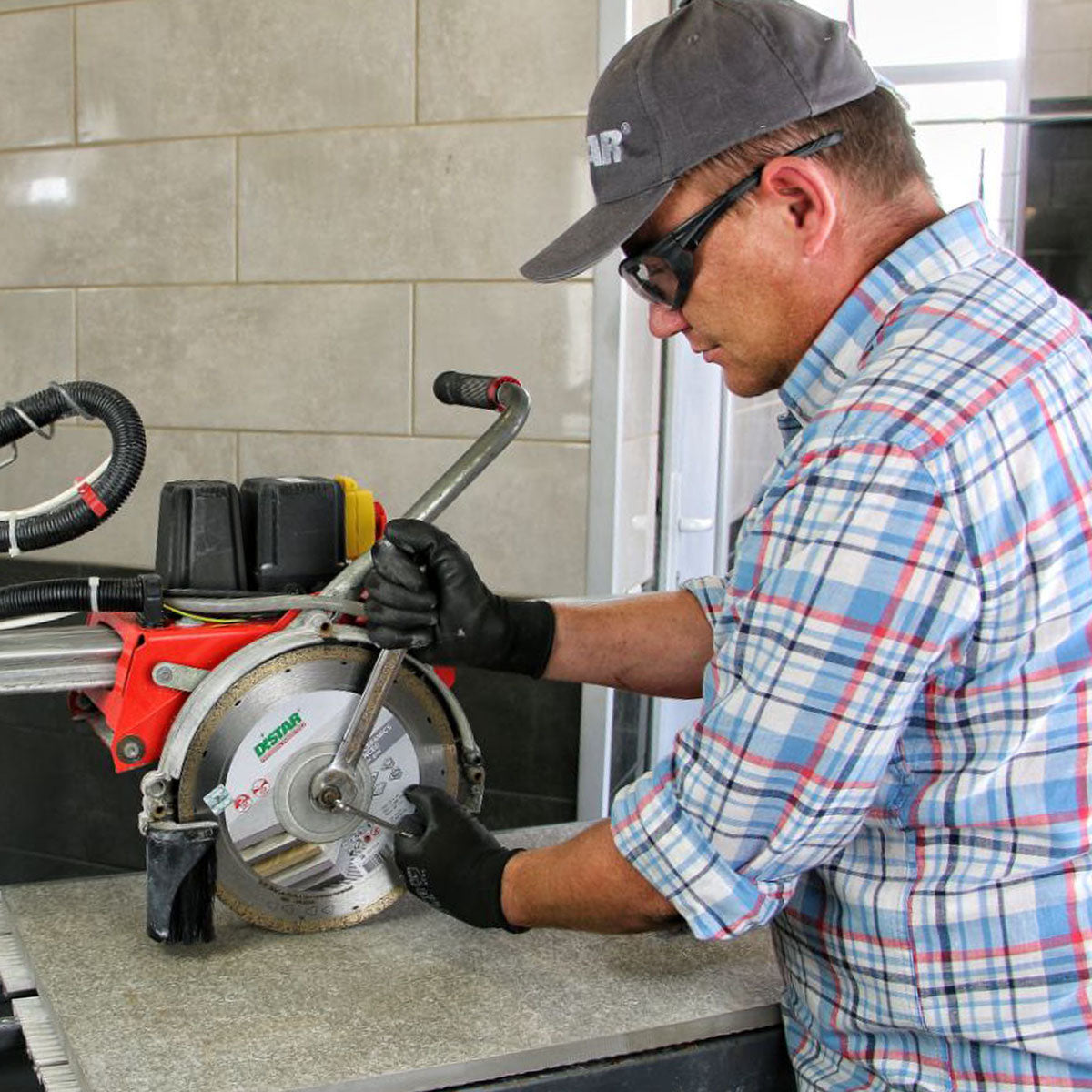 Tiler cutting porcelain gres with DISTAR Advanced blade on wet saw