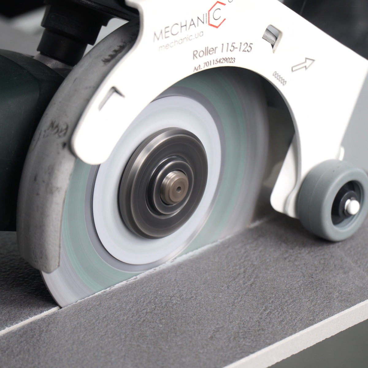 Close-up of a mechanical roller with 'Mechanic' branding on a gray surface.